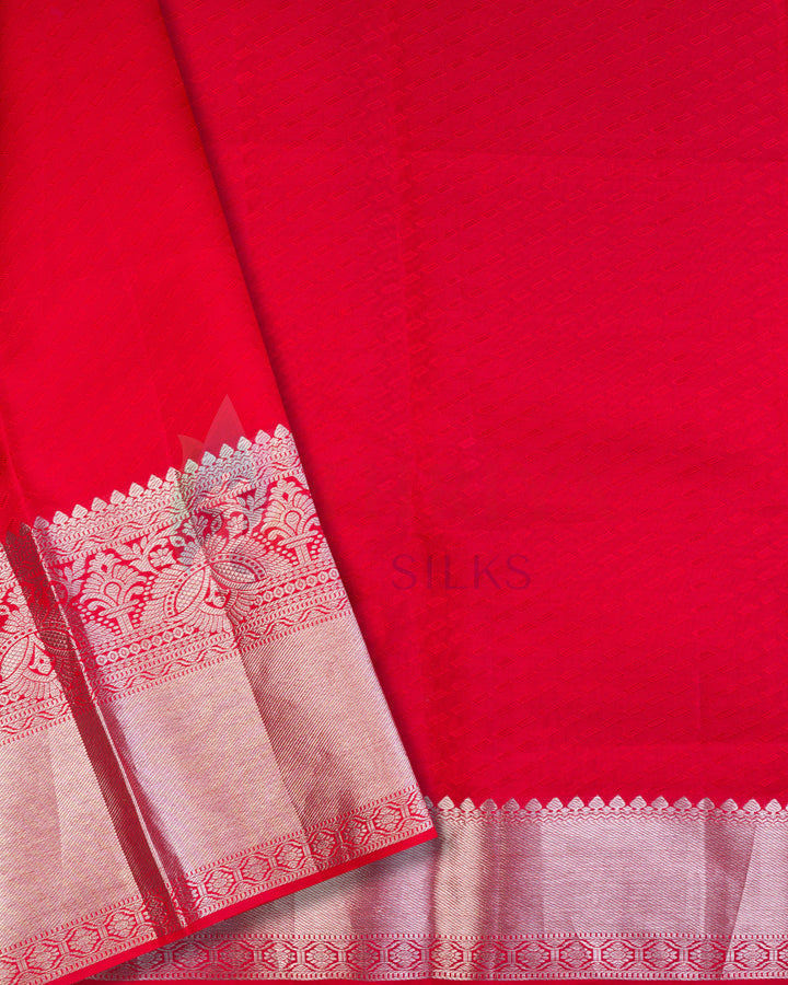 Plain red blouse with silver zari border – part of traditional bridal Kanjivaram saree